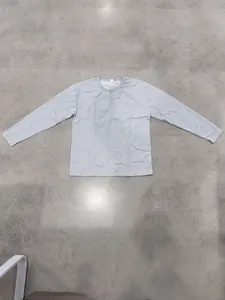 Vooraanzicht van een grijs heren Henley shirt met lange mouwen in minimalistische stijl