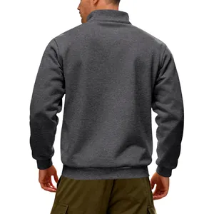 Vista posteriore di una felpa in pile grigio scuro da uomo con mezza zip e collo alto.