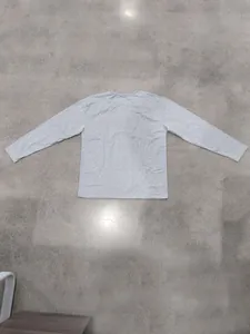 Gedetailleerd achteraanzicht van een grijs vrijetijdsshirt met lange mouwen voor heren.