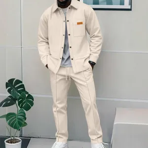 Luxuriöses Herren-Set mit Waffelstruktur: Jacke und Hose in Beige, eleganter Herbststil