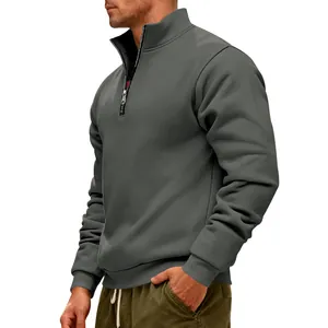 Vista laterale ravvicinata di un pullover grigio scuro con mezza zip e pile pesante