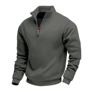 Dettaglio di una felpa pesante grigia da uomo con mezza zip e collo alto in stile minimalista.