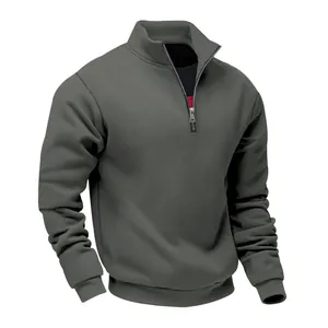 Vista dettagliata di una felpa pesante da uomo in pile con mezza zip e collo alto grigio scuro.