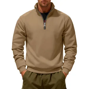 Vista frontale dettagliata della felpa pesante in pile kaki da uomo con mezza zip e collo alto.