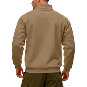 Vista posteriore di una felpa pesante in pile con mezza zip da uomo in color khaki