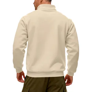 Vista posteriore di una felpa pesante da uomo con mezza zip e fodera in pile beige