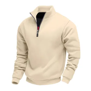 Dettaglio felpa uomo beige con mezza zip e collo alto in pile pesante