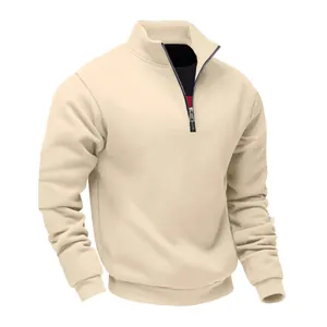Dettaglio di una felpa da uomo beige con mezza zip e interno in pile per l'inverno