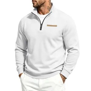Vue détaillée d'un sweat-shirt blanc pour homme à quart de zip doublé en polaire avec col montant.