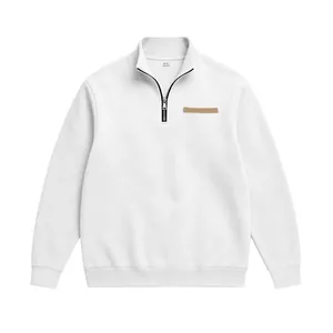 Détail d'un sweat-shirt en polaire blanc pour homme avec col montant