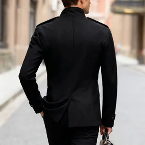 Achteraanzicht van een zwarte slim-fit wollen jas voor heren met een opstaande kraag