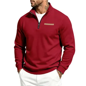 Vue détaillée d'un sweat-shirt en polaire rouge pour hommes avec col montant zippé