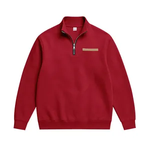 Vue détaillée de face d'un sweat-shirt à quart de zip en polaire rouge épais