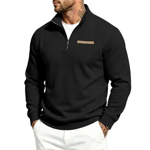 Vue détaillée du sweat-shirt noir doublé polaire pour homme avec demi-fermeture.