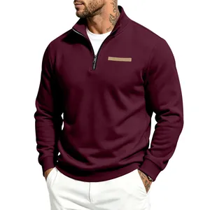 Vue détaillée du sweat-shirt bordeaux pour hommes avec col montant et fermeture éclair