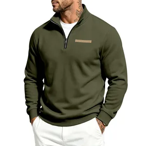 Vue détaillée du sweat-shirt olive pour hommes avec col zippé et écusson sur la poitrine