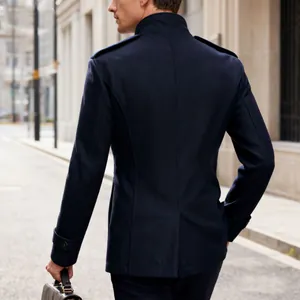 Gedetailleerd achteraanzicht van een slim fit marineblauwe wollen herenjas met kraag.