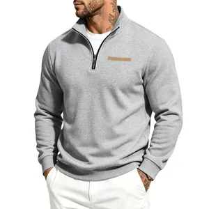Vue détaillée d'un sweat-shirt gris pour homme en molleton lourd avec col montant zippé