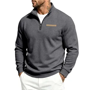 Gros plan d'un sweat-shirt en polaire gris pour homme avec col zippé et finition lourde.