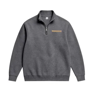 Vue de face d'un sweat-shirt gris à demi-zip pour homme avec écusson sur la poitrine