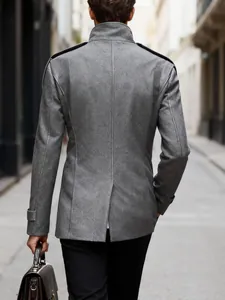 Ανδρικό γκρι μάλλινο παλτό slim fit με όρθιο γιακά, πίσω όψη σε αστικό φόντο