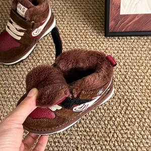 Nahaufnahme des dicken braunen Fleecefutters in den Winter-Sportschuhen für Kinder