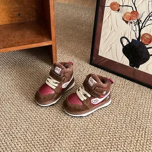 Detailansicht der gemütlichen braunen Kinder-Wintersneaker mit warmem Kunstfell