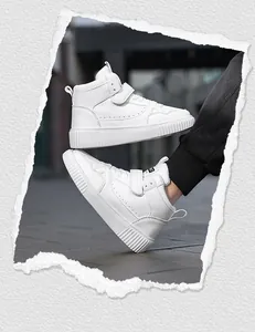 Dettaglio di sneaker alte bianche traspiranti da donna con cinturini in velcro e suola