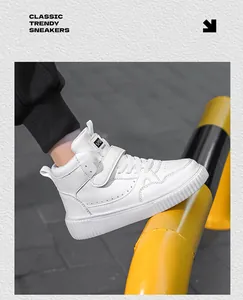 Primo piano di sneakers alte bianche con cinturino in velcro e pelle traspirante