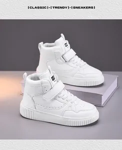 Dettaglio laterale di sneaker alte bianche alla moda con cinturino in velcro e lacci