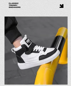 Dettaglio ravvicinato di sneaker alte traspiranti bianche e nere con cinturino in velcro