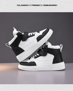 Vista dettagliata di sneakers alte bianche e nere con cinturino in velcro e suola a costine