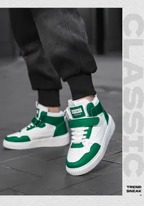 Dettaglio delle sneakers alte verdi e bianche da donna in stile coreano alla moda.