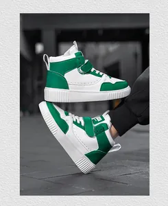 Primo piano di sneakers alte verdi e bianche con dettagli traforati e traspiranti