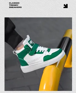 Vista dettagliata di sneaker alte verdi e bianche con cinturino in velcro e lacci.