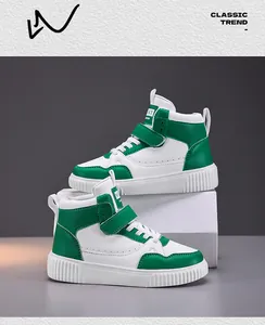 Vista laterale dettagliata di sneaker alte alla moda verdi e bianche su un blocco bianco