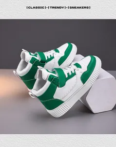 Dettaglio delle sneakers alte verdi e bianche traspiranti da donna per il tempo libero