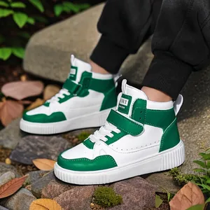 Sneakers alte casual bianche e verdi traspiranti da donna in ambiente naturale