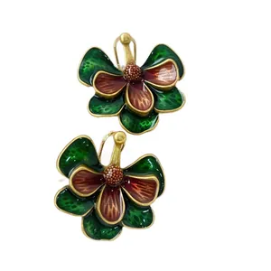 Élégantes boucles d'oreilles vintage fleurs en émail vert et rouge avec finition dorée