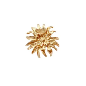 Antike barocke goldene Chrysanthemen-Brosche mit filigranen Blütenblättern aus Metall