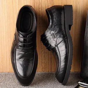Elegante zwarte leren Derby-schoenen voor heren met puntige neus en hoogglansafwerking