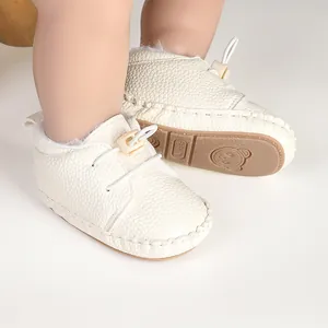 Detailansicht warmer Neugeborenenschuhe mit rutschfester Weichsohle und flauschigem Futter