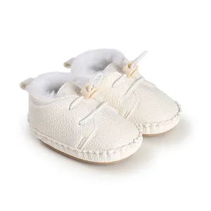 Weiße warme neugeborene Lauflernschuhe mit weicher Sohle und Fleecefutter für den Winter