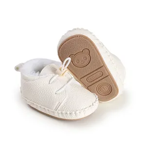 Detaillierte Ansicht der gefütterten Babyschuhe mit rutschfester Pandabär-Sohle