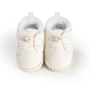 Warme cremefarbene Babystiefel mit weißem Kunstfellfutter und weichem Material