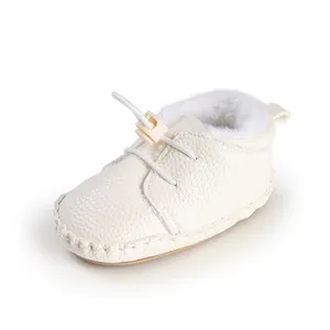 Detailansicht der weichen Ledertextur und des weichen Fleecefutter des weißen Babyschuhs