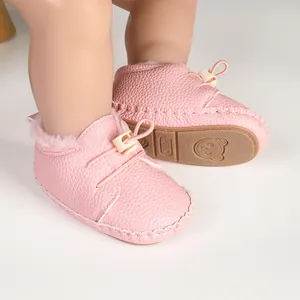 Detailansicht rosa Babyschuhe mit weichem Kunstleder und warmem Fleece-Innenfutter
