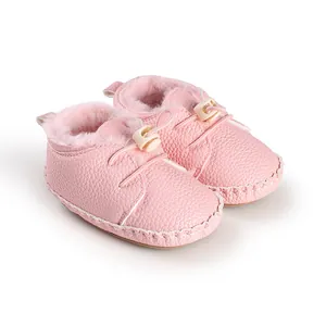 Detailansicht der rosa winterfesten Babyschuhe mit weicher Sohle und Fleecefutter