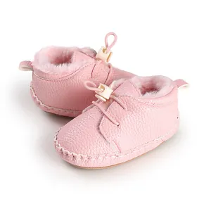 Detailansicht der rosa Leder-Lauflernschuhe für Neugeborene mit warmem Kunstfell