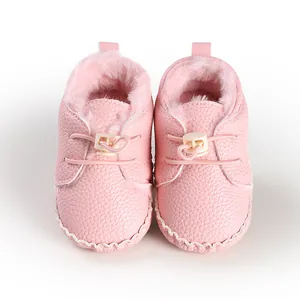 Vorderansicht rosa Babylauflernschuhe mit warmem Fleecefutter und strukturierter Oberfläche.